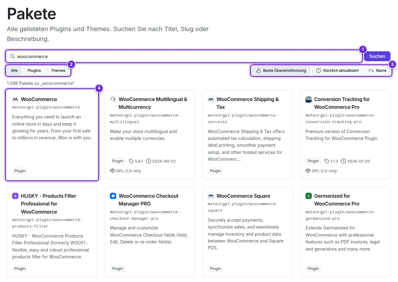 Die Seite Pakete bei der Suche nach „woocommerce“: das Suchfeld, der Filter Alle / Plugins / Themes, die Sortierschaltflächen und die erste Ergebniskarte, nummeriert von 1 bis 4.